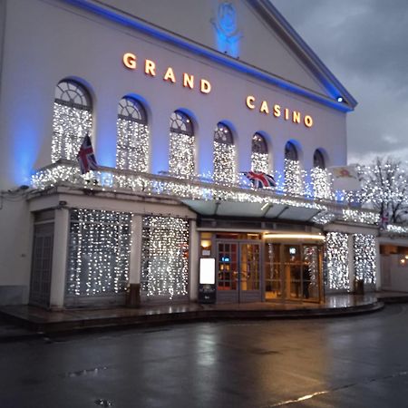 Au Charme Du Lac Espace Bien Etre Et Piscine Chauffe Proche Parc Et Restaurant Du Casino فورج-ليه-زو المظهر الخارجي الصورة